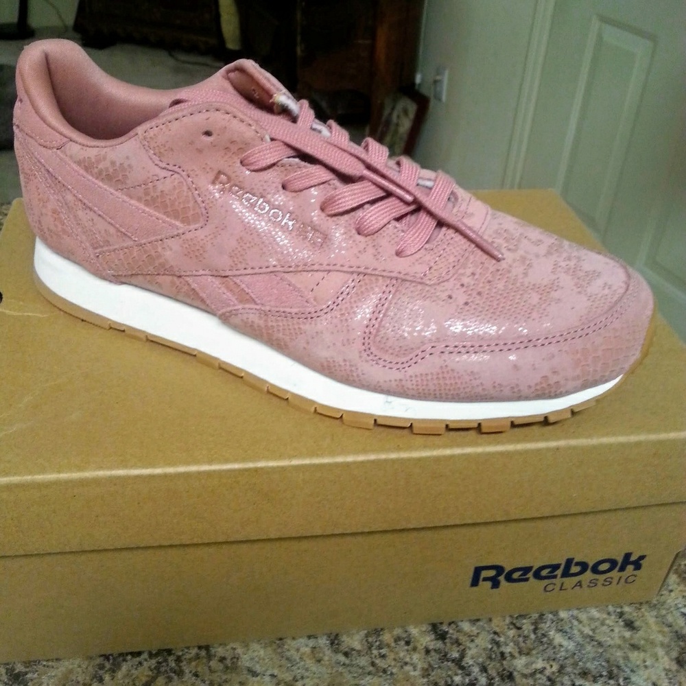 Womans Classic Reebok Size 8.5 Med